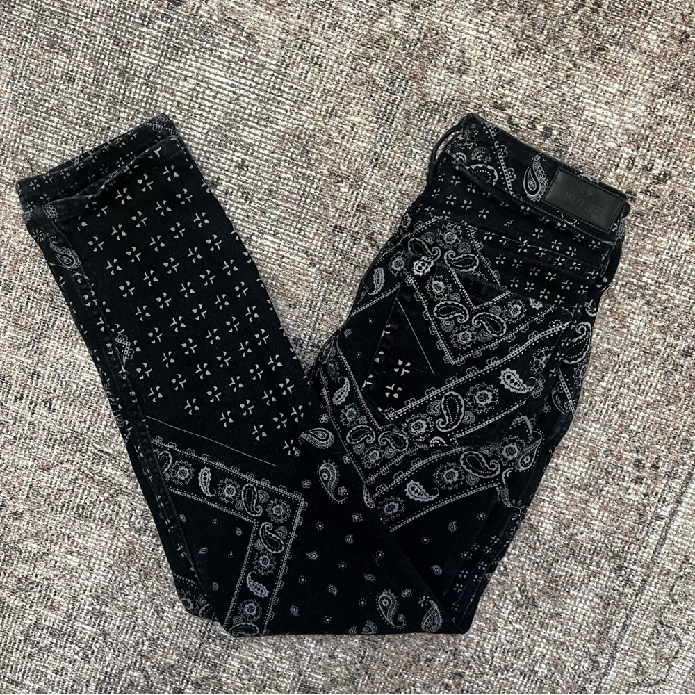 Hollister Black and White Paisley Bandana Print Ultra High Rise Mom Denim Jeans